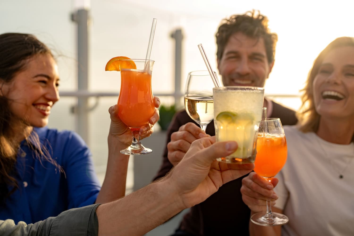 Anstoßen mit Cocktails an Deck - Mein Schiff