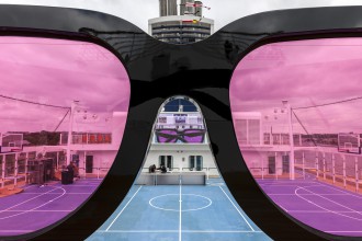 Der Kunst-Hingucker: Die überdimensionale Sonnenbrille auf der Mein Schiff 4