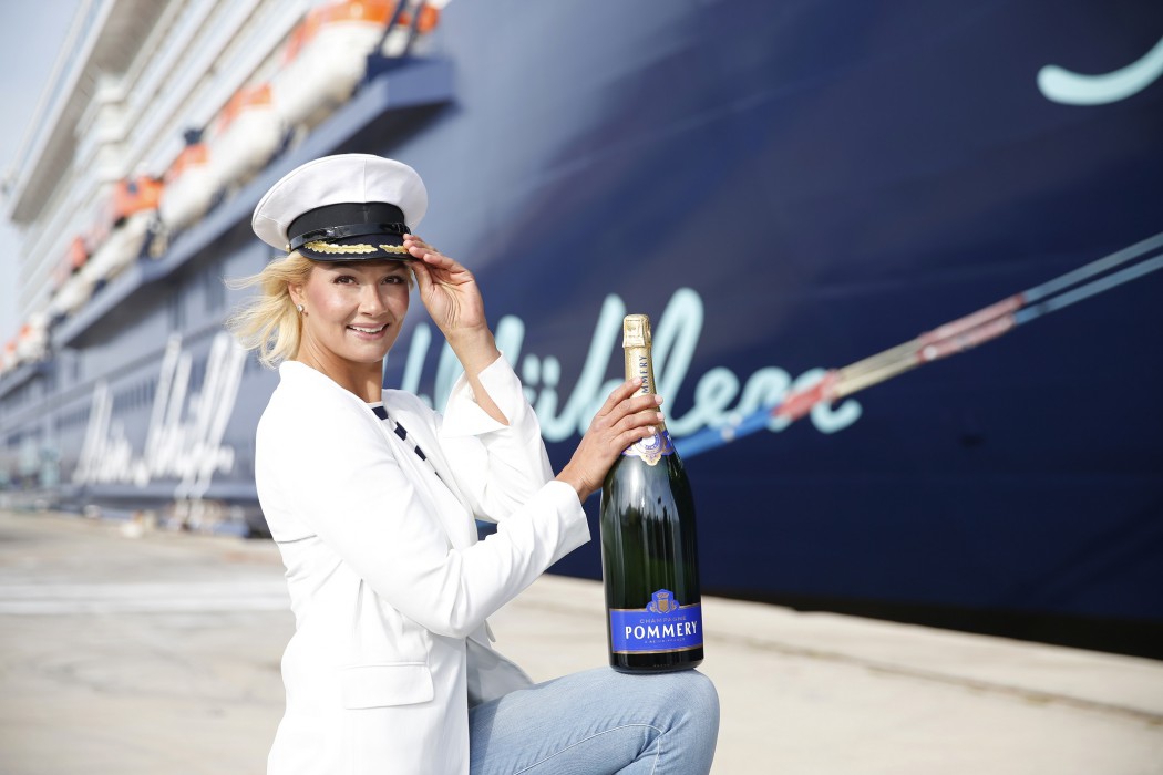 Franziska van Almsick vor der Mein Schiff 4