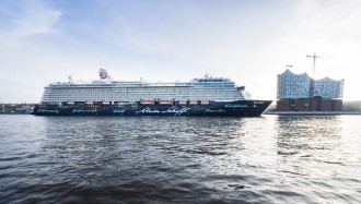 Immer gern in Hamburg - die Mein Schiff neben der Elbphilharmonie