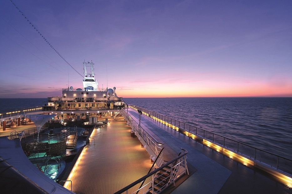 Pooldeck mit Sonnenuntergang