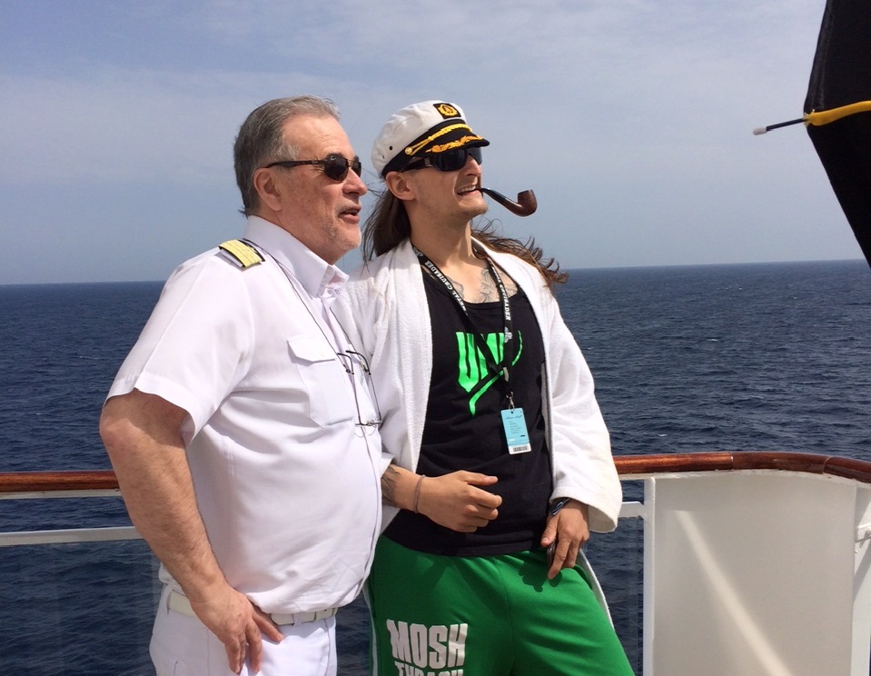 Mein Schiff Kapitän Rolf Noack mit einem Gast auf der Full Metal Cruise II