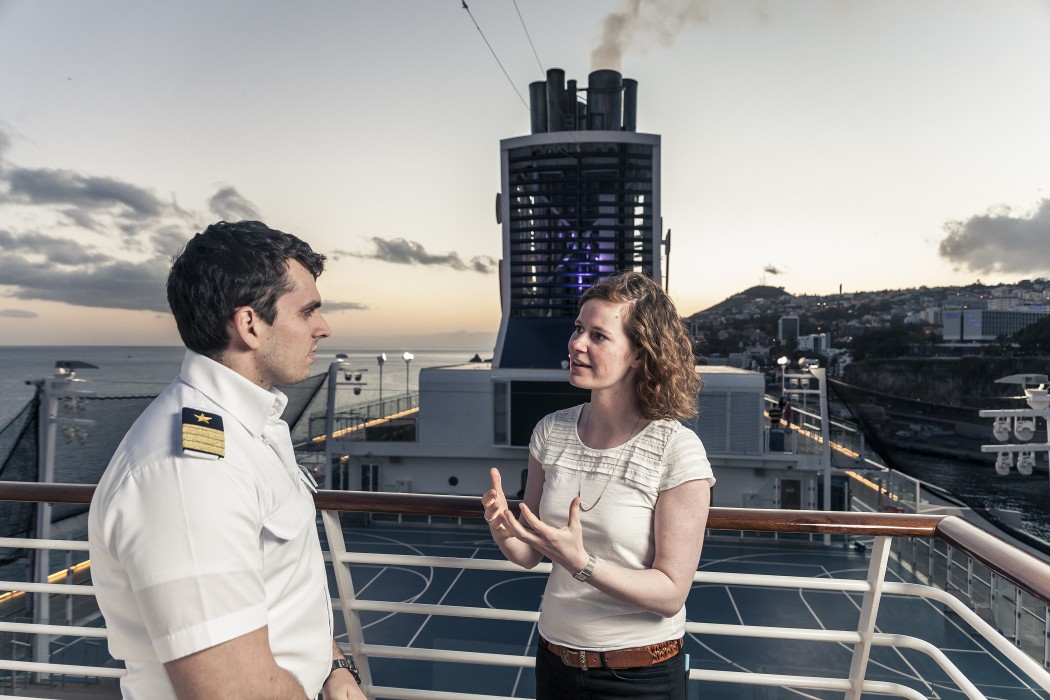 TUI Cruises Umweltmanagerin Lucienne Damm im Gespräch mit dem Umweltoffizier an Bord