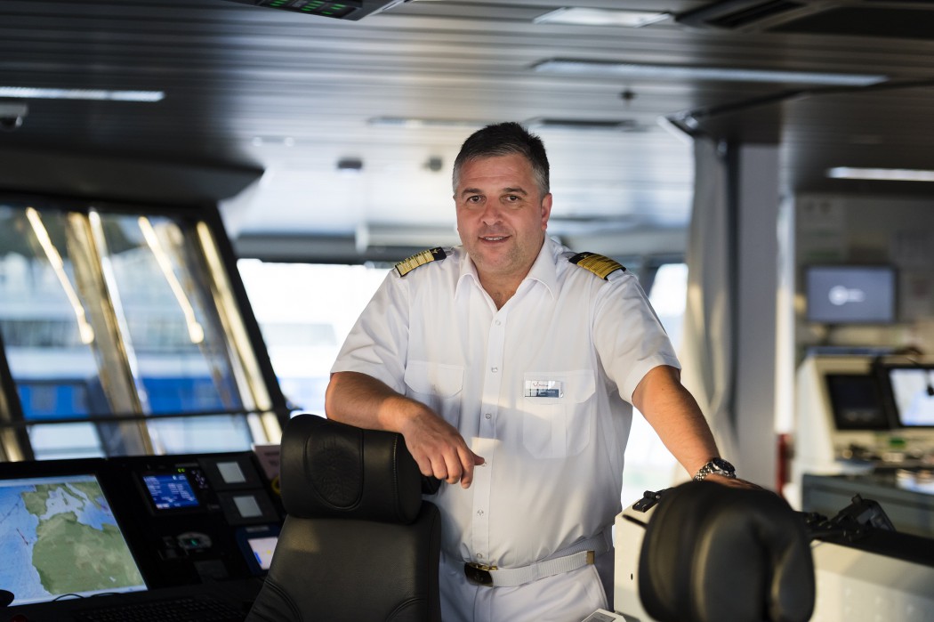 Kapitän Dimitris Papatsadsis auf der Brücke der Mein Schiff 3