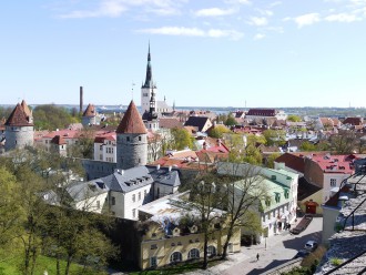 Blick von Tallinns Domberg auf die Unterstadt