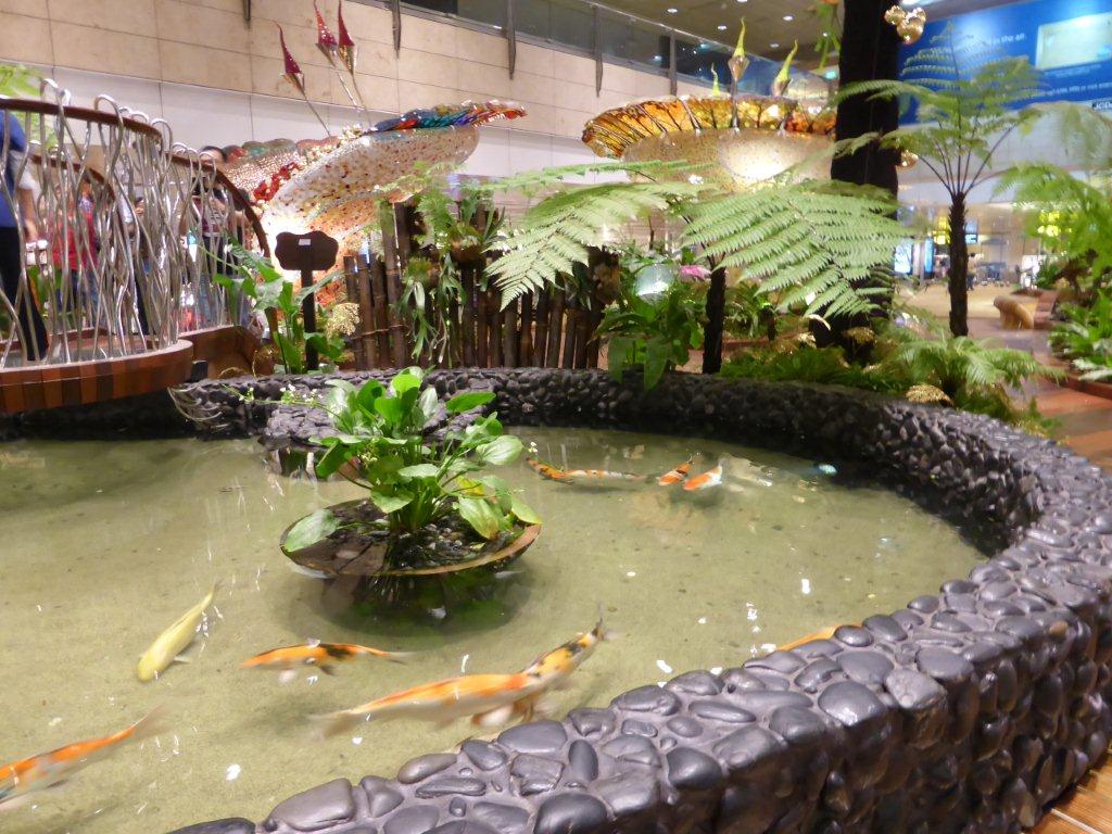 Koi-Becken auf dem Abflughafen Singapur Changi