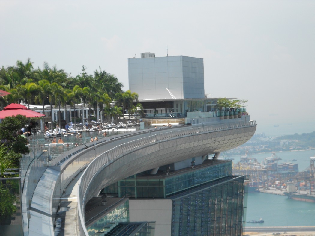 Ein Pool der Extraklasse auf dem Marina Bay Sands Hotel