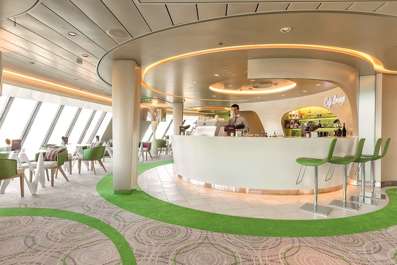 Ganz in grün: Die Café Lounge auf der Mein Schiff 4