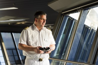 Alles im Blick: Mein Schiff Kapitän Dimitris Papatsatsis