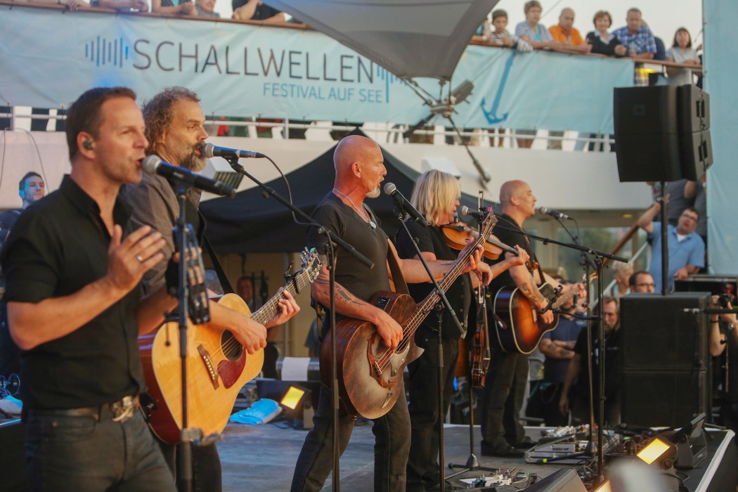 Schallwellen: Santiano rockt die Mein Schiff 1