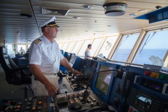 Andreas Greulich auf der Brücke der Mein Schiff 2