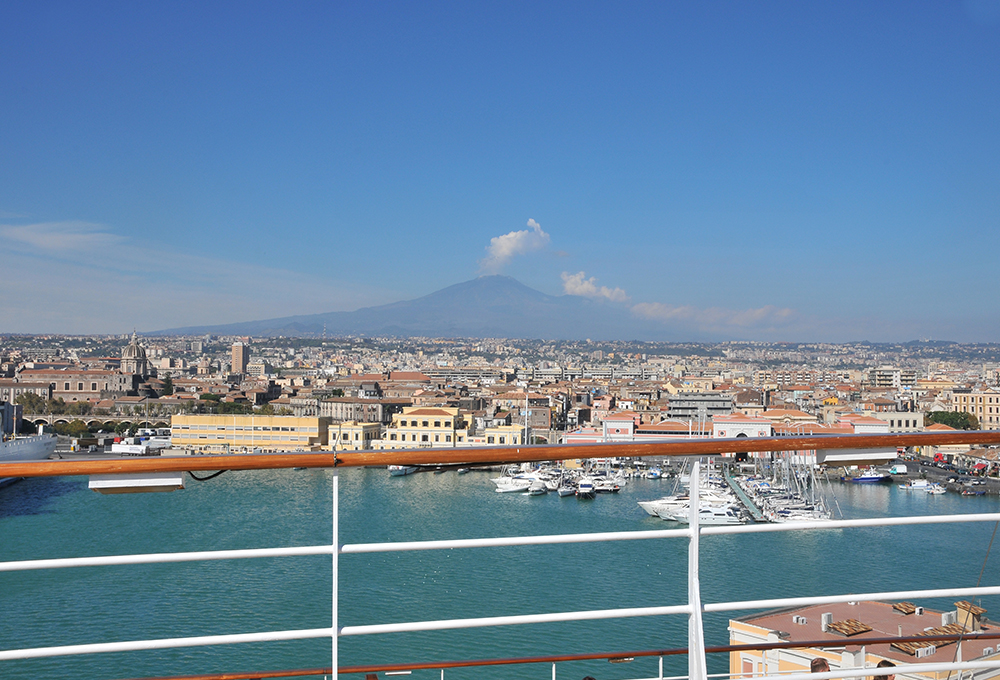 Blick auf den Ätna von der Mein Schiff