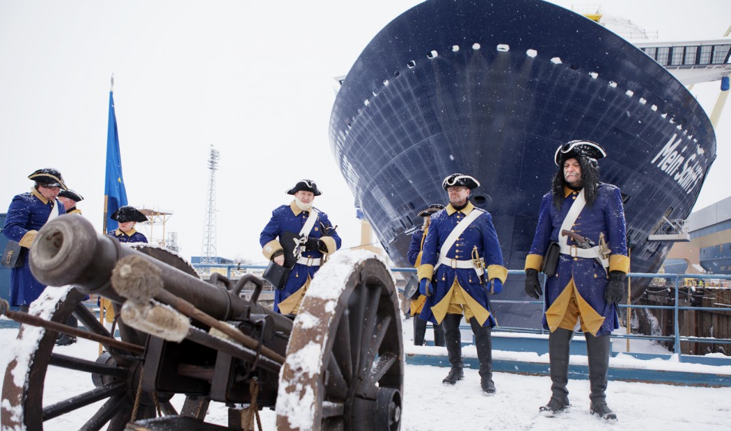 Kawumm! Die historischen Kanonen geben den Start für das Aufschwimmen der Mein Schiff 5