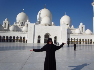 Blog-Autorin Katrin Mickel-Garbers vor den Großen Moschee in Abu Dhabi
