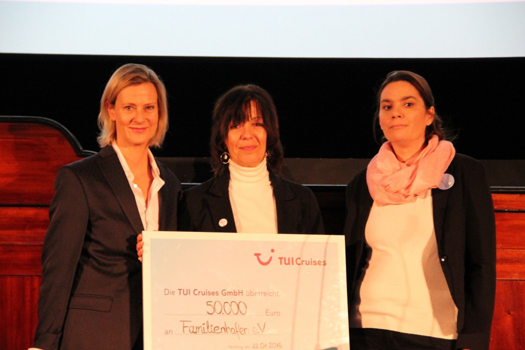 TUI Cruises Geschäftsführerin Wybcke Meier (links)überreicht den Spendenscheck