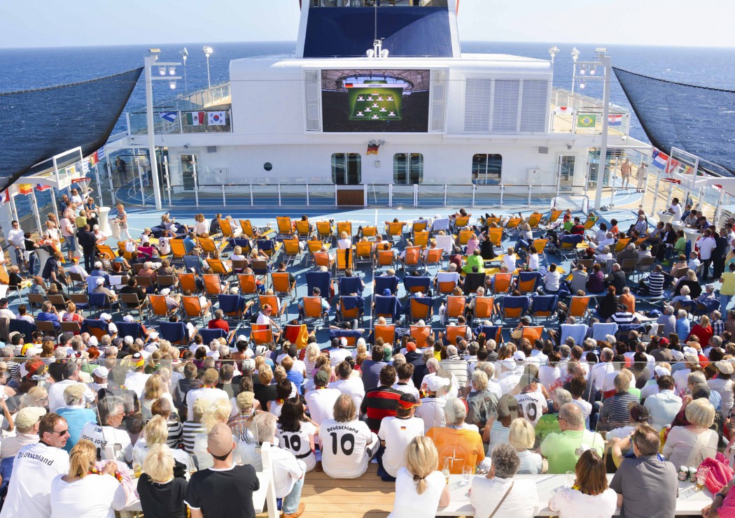 Public Viewing auf der Mein Schiff Flotte