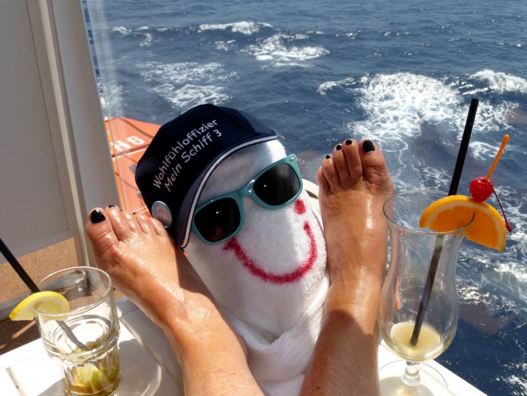 Wohlfühloffiziere der Mein Schiff: Relaxen auf dem Balkon