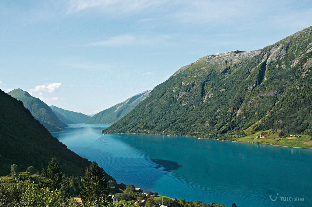 Die Stadt Eidfjord am gleichnamigen Eidfjord in Norwegen