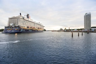 Ankunft der Mein Schiff 5 in Travemünde