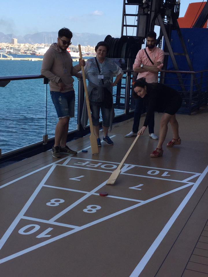 Typisch Kreuzfahrt: Shuffleboard spielen auf dem Außendeck