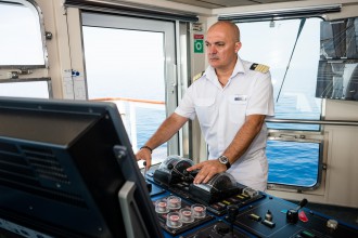 Mein Schiff Kapitän Yiannis Tsounakos auf der Brücke der Mein Schiff 2