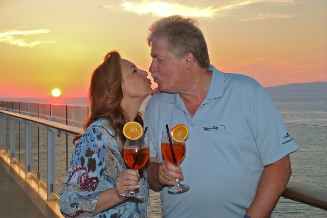 Ilona und Klaus Baumgart beim Sonnenuntergang an Bord von Mein Schiff 3