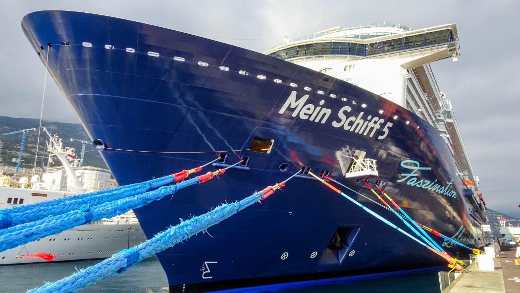 Mein Schiff 5 vor Anker in Barcelona