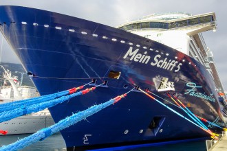 Mein Schiff 5 vor Anker in Barcelona