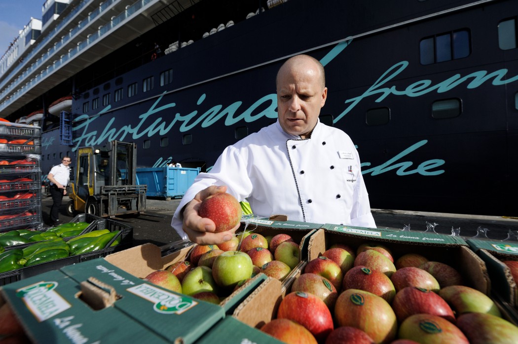 Alain Doenlen prüft die Ware beim Loading der Mein Schiff