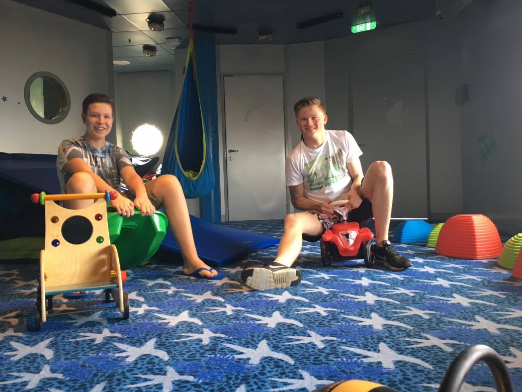 Kilian (14) und Jan (17) bei der Tobestunde mit den Mein Schiff Kids