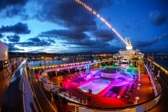 Bunt wie der Regenbogen: Das Pooldeck der Mein Schiff 2