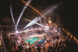 Die Opening Show der World Club Cruise