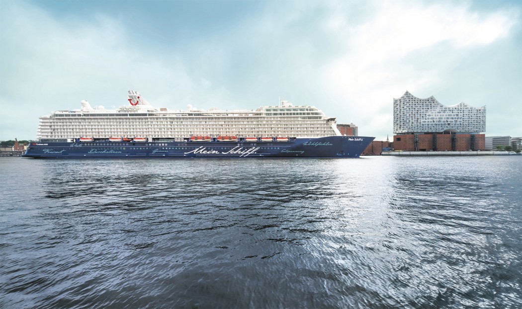 Die Mein Schiff 6 vor der Elbphilharmonie