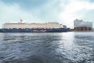 Die Mein Schiff 6 vor der Elbphilharmonie