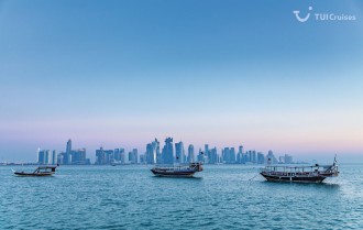 Blick auf die Mein Schiff Destination Doha im Morgengrauen