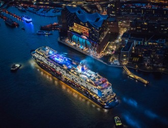 Die Mein Schiff 6 und die Elbphilharmonie von oben Foto: Andreas Vallbracht