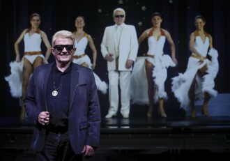 Heino vor seinem 3D-Pendant auf der Hologramm-Bühne der Mein Schiff 6 (Photo by Franziska Krug/Getty Images for TUI Cruises)