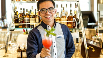 Er hat den Taufcocktail der Mein Schiff 6 kreiert: Barkeeper Van Irving Aladin