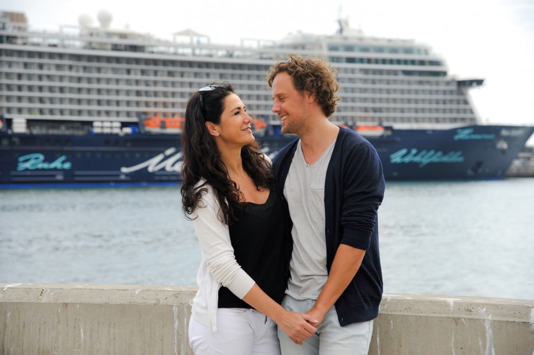 Mariella Ahrens und Freund Sebastian vor der Mein Schiff 5