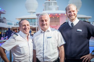 Mein Schiff Urlaubsheld Erol Sentürk mit dem General Manager und dem Kapitän