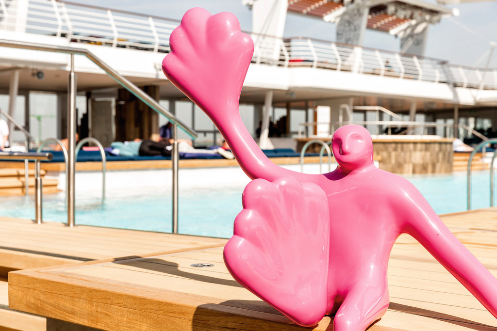 Kunstwerke am Pool der Mein Schiff Flotte