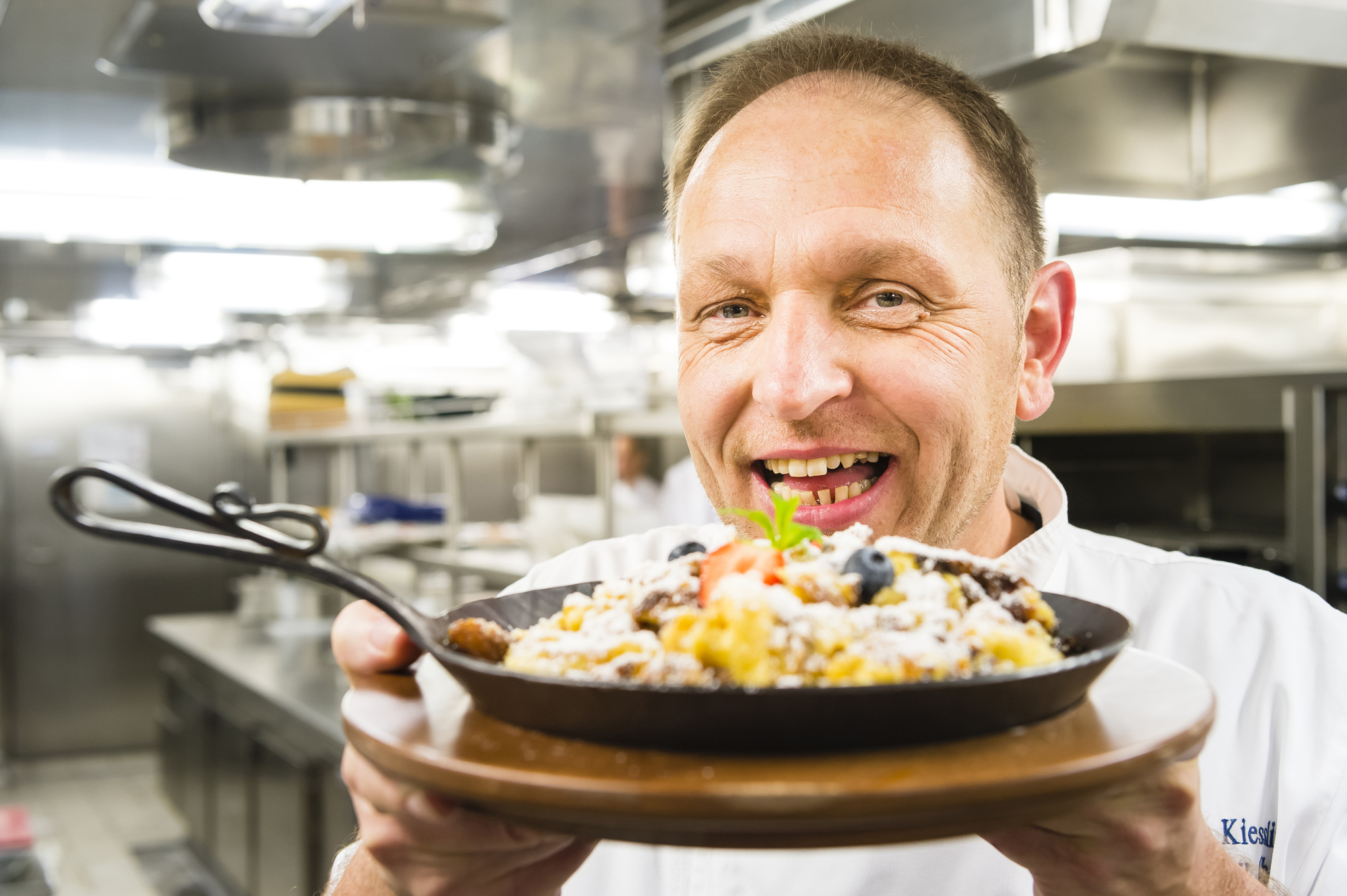 meine-kulinarik-so-wird-der-mein-schiff-kaiserschmarrn-hergestellt