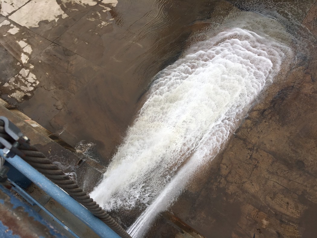 Wasser marsch beim Aufschwimmen der neuen Mein Schiff 1