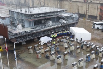 Der erste Block der neuen Mein Schiff 2 liegt im Trockendock