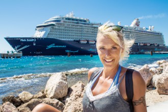 Mein Schiff Urlaubsheldin Heidi Matter vor dem Schiff