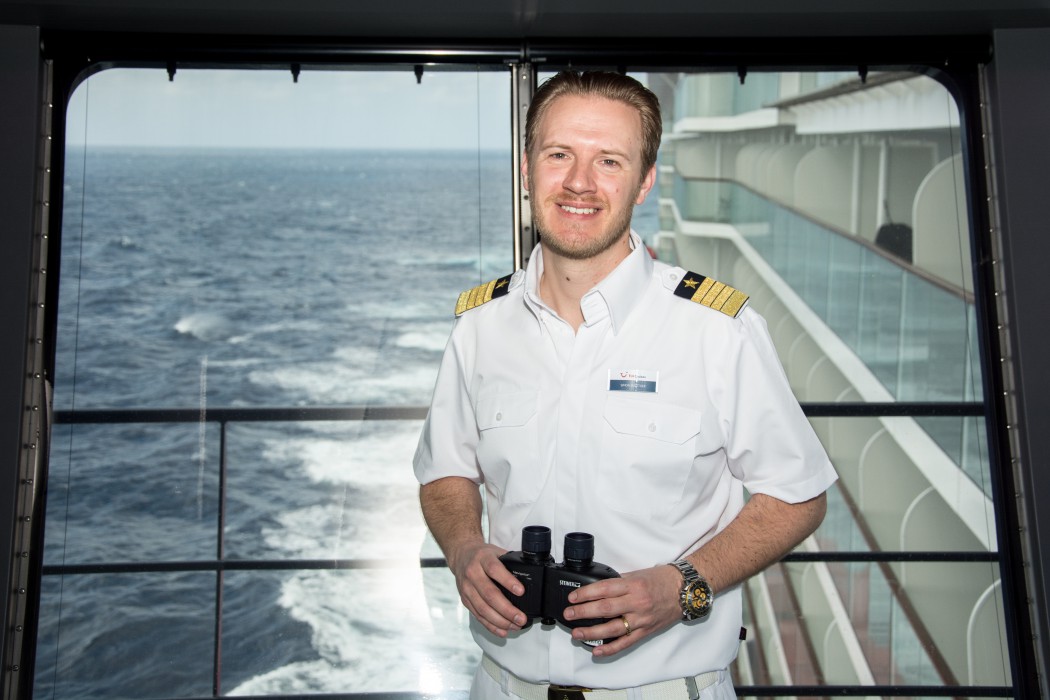 Mein Schiff Kapitän Simon Böttger auf der Nock