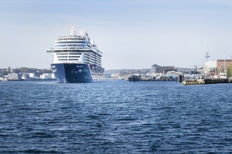 Die neue Mein Schiff 1 erreicht Kiel