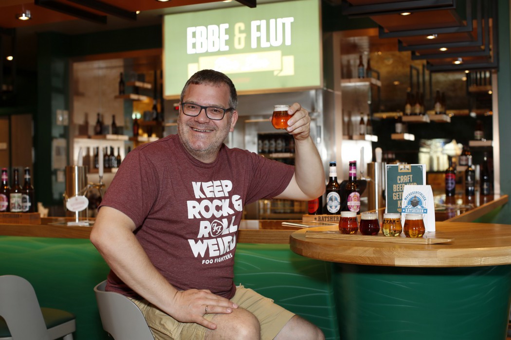 Elton beim leckeren Biertasting auf der Mein Schiff 1