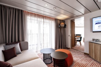 Einblick in eine der von der Star-Designerin Patricia Urquiola eingerichteten Suiten auf der neuen Mein Schiff 1