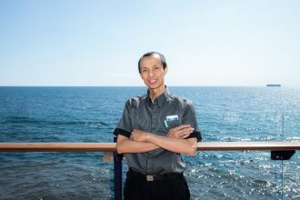 Arbeitsplatz mit Meerblick: Mein Schiff Urlaubsheld Arif Hendarto